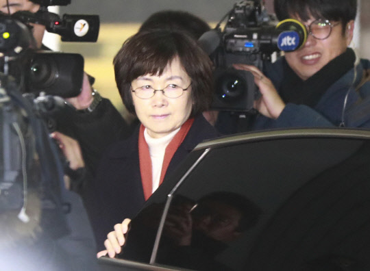 최경희 전 이화여대 총장이 조사를 받기 위해 18일 오전 서울 대치동 특별검사 사무실로 향하고 있다. 특검팀에 따르면 최 전 총장은 2014년 9∼10월 2015학년도 체육특기자 선발 때 정씨에게 특혜를 줘 합격시킨 혐의 등을 받고 있다. (사진=연합)